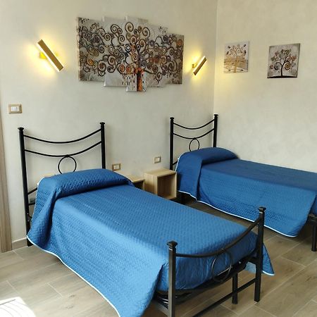 Готель Roma Tourist Lease Ачілія Екстер'єр фото